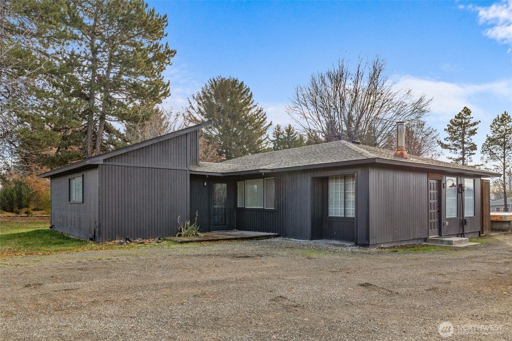 Photo of 806 W 15th Avenue, Ellensburg, WA 98926 (MLS # 2460781)