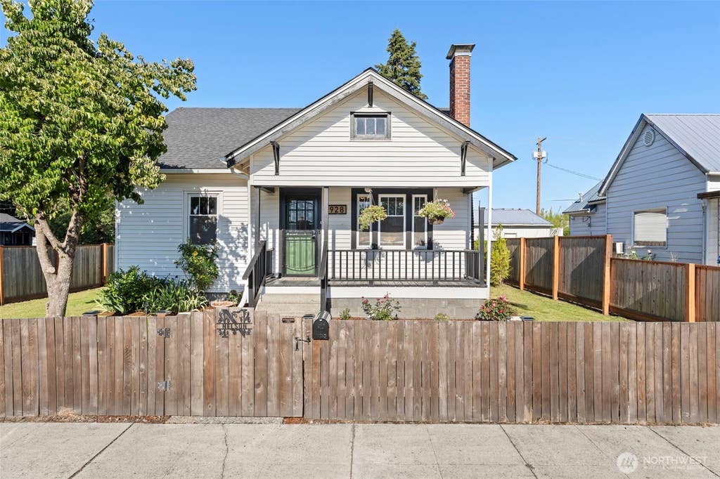 Photo of 928 F Street, Centralia, WA 98531 (MLS # 2553768)