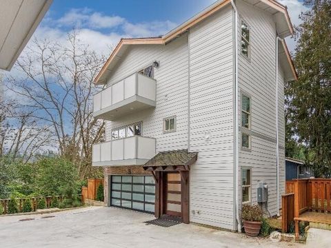 Photo of 13716 30 Avenue NE #B, Seattle, WA 98125 (MLS # 2499887)