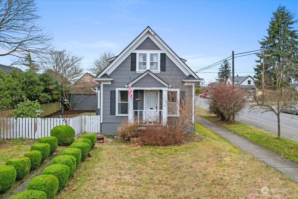 Photo of 2302 Oakes Avenue, Everett, WA 98201 (MLS # 2025420)