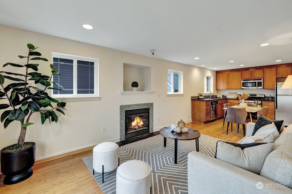 Photo of 305 27th Avenue E, Seattle, WA 98112 (MLS # 2304555)