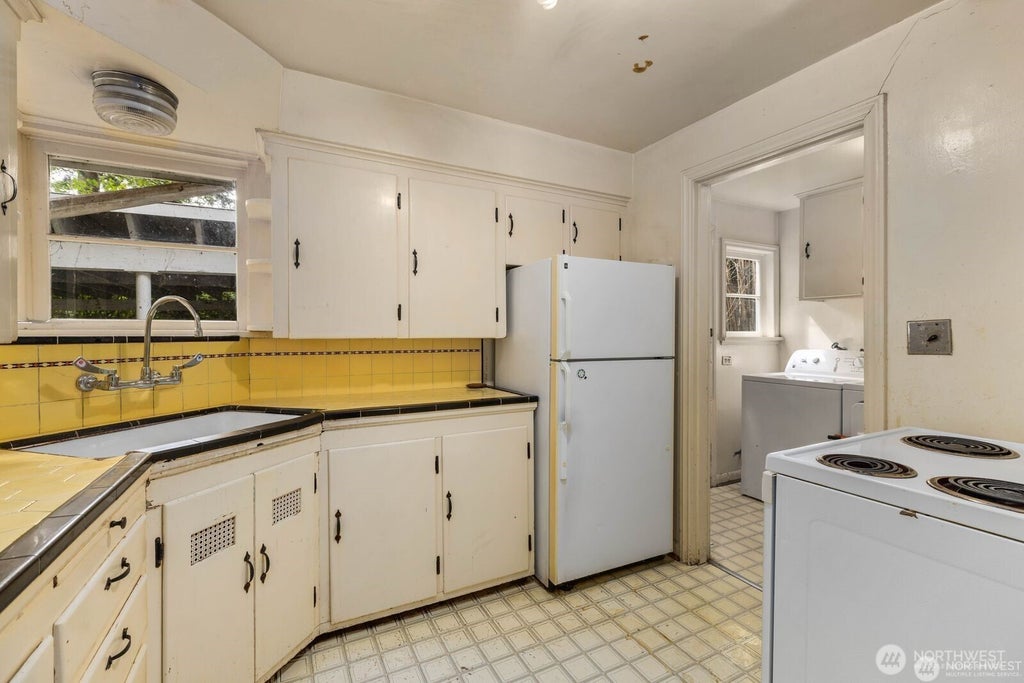 Photo of 9525 7th Avenue NW, Seattle, WA 98117 (MLS # 2582724)