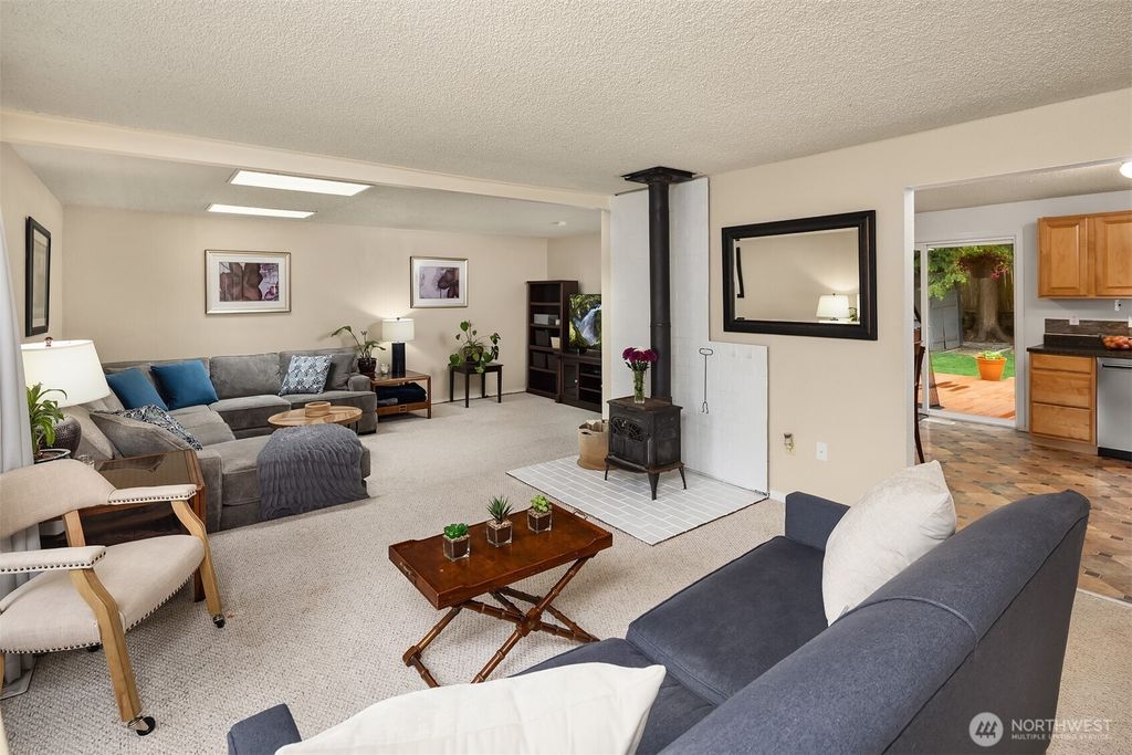 Photo of 920 207th Place NE, Sammamish, WA 98074 (MLS # 2375774)