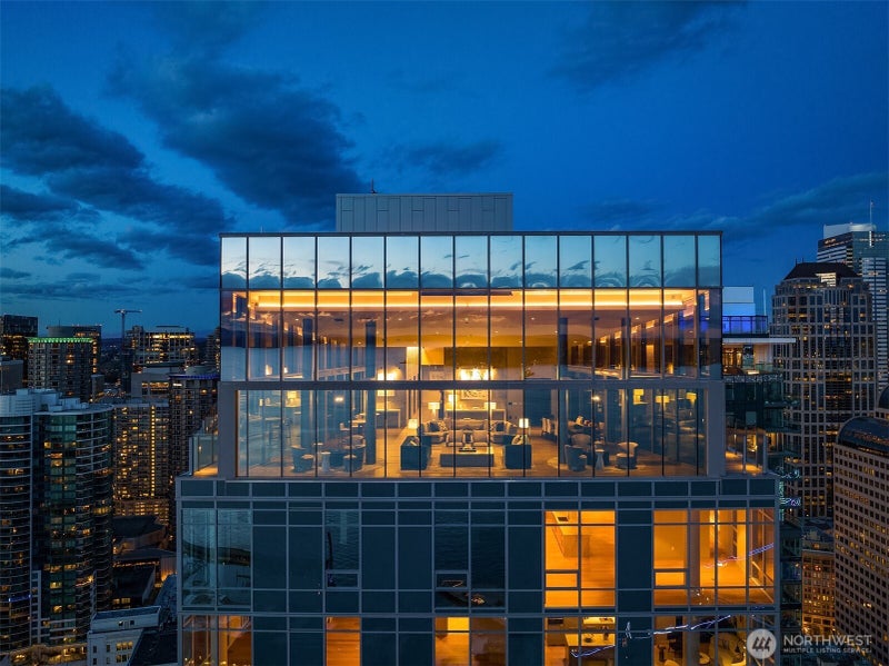 121 Stewart Street 1305