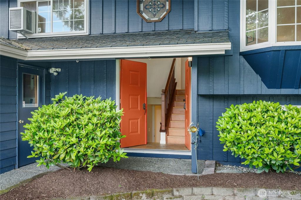 Photo of 17518 NE 22nd Court, Redmond, WA 98052 (MLS # 2526544)
