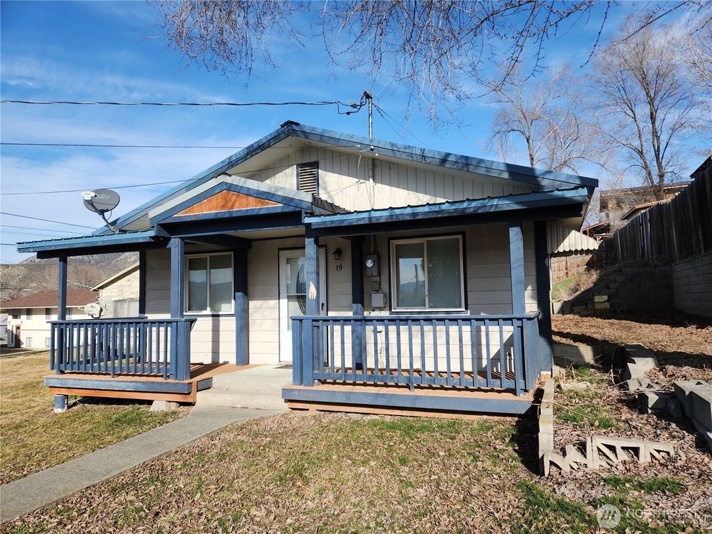 Photo of 19 1st Street E, Tonasket, WA 98855 (MLS # 2476889)