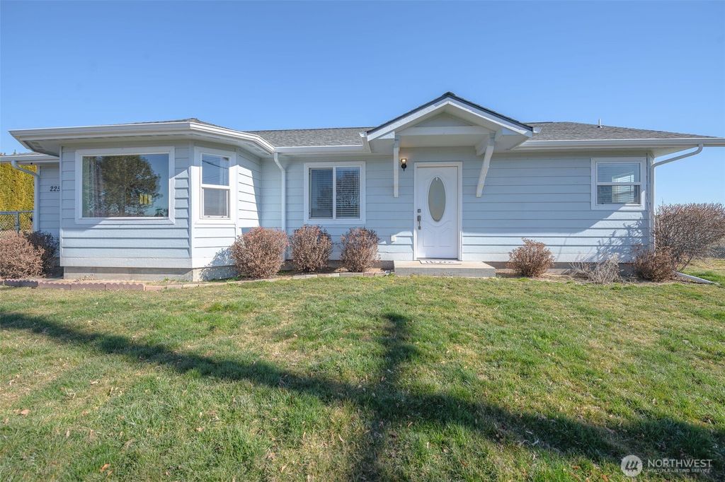 Photo of 225 N Nile Avenue, East Wenatchee, WA 98802 (MLS # 2484230)