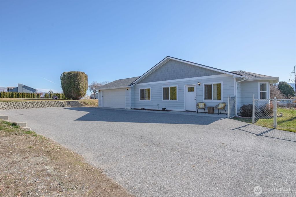 Photo of 225 N Nile Avenue, East Wenatchee, WA 98802 (MLS # 2484230)
