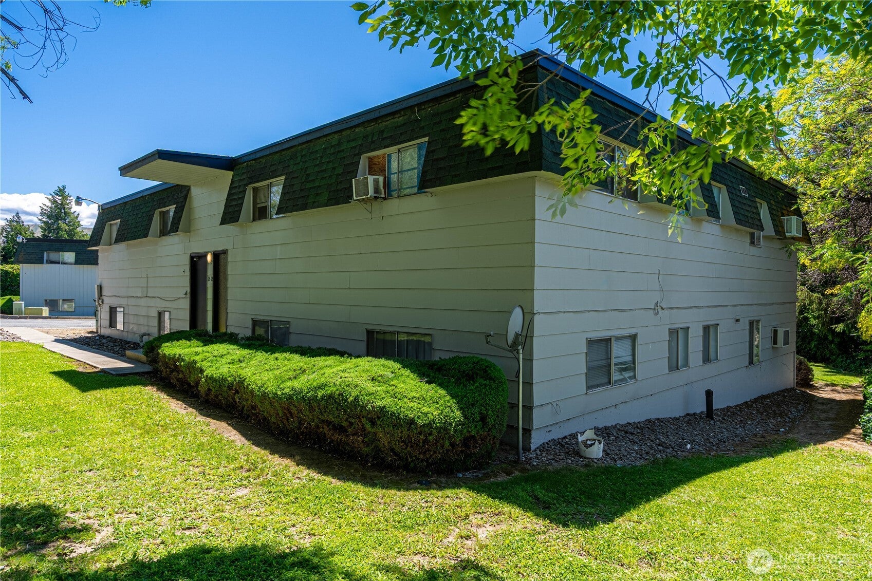933 N Baker Avenue 1-16