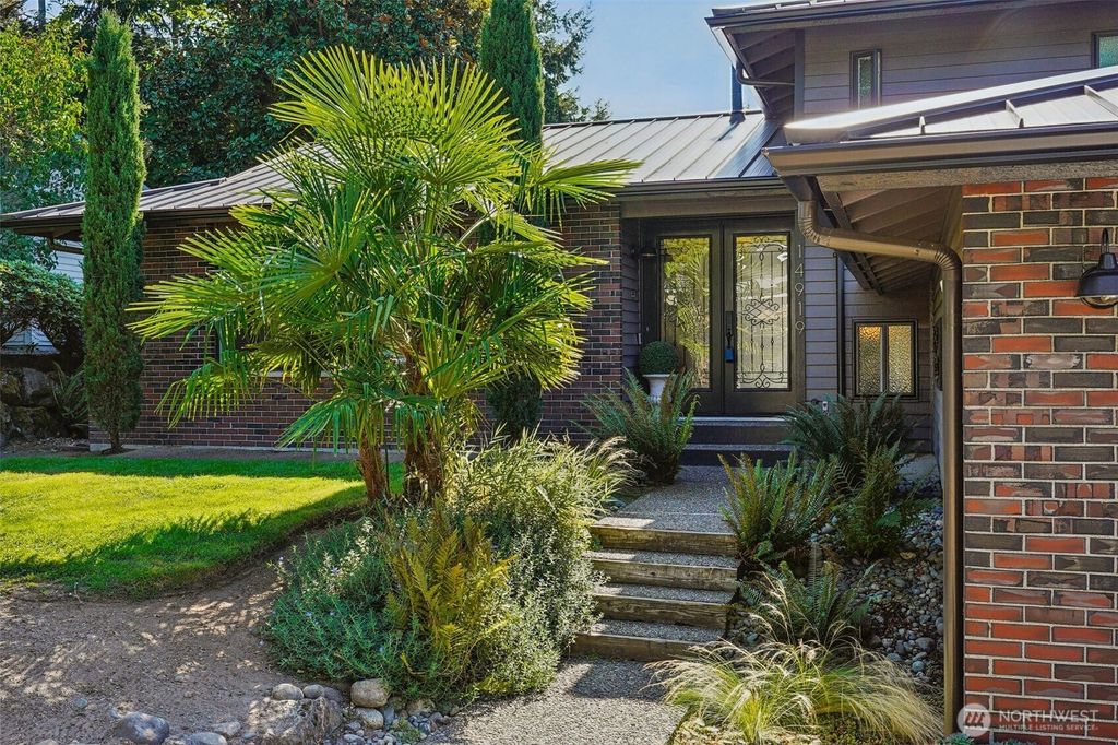Photo of 14919 NE 10th Place, Bellevue, WA 98007 (MLS # 2435954)