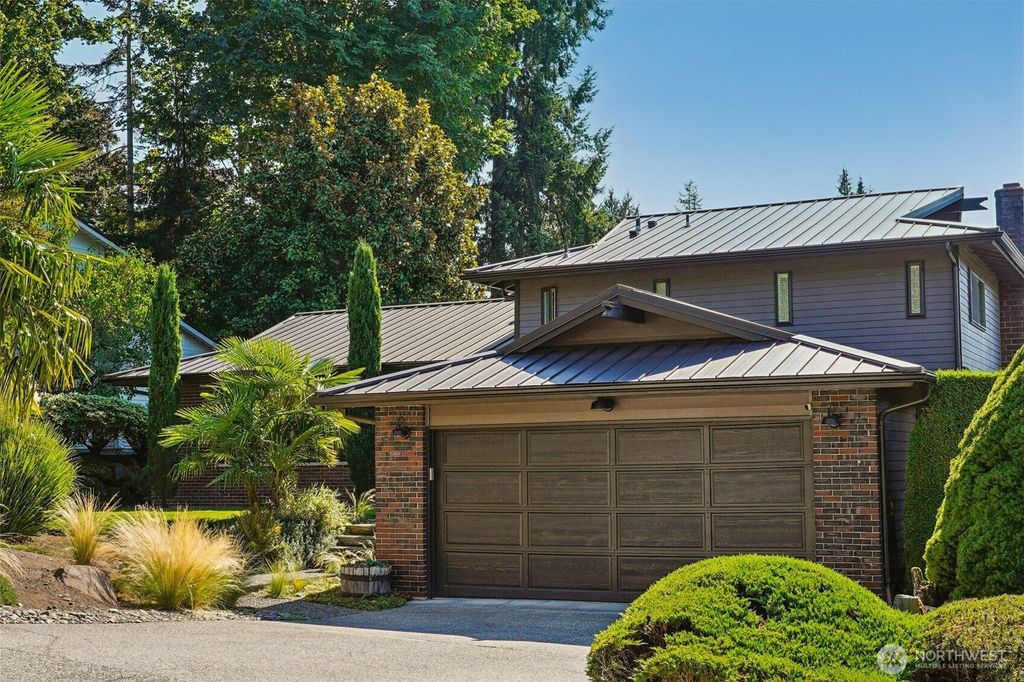 Photo of 14919 NE 10th Place, Bellevue, WA 98007 (MLS # 2435954)