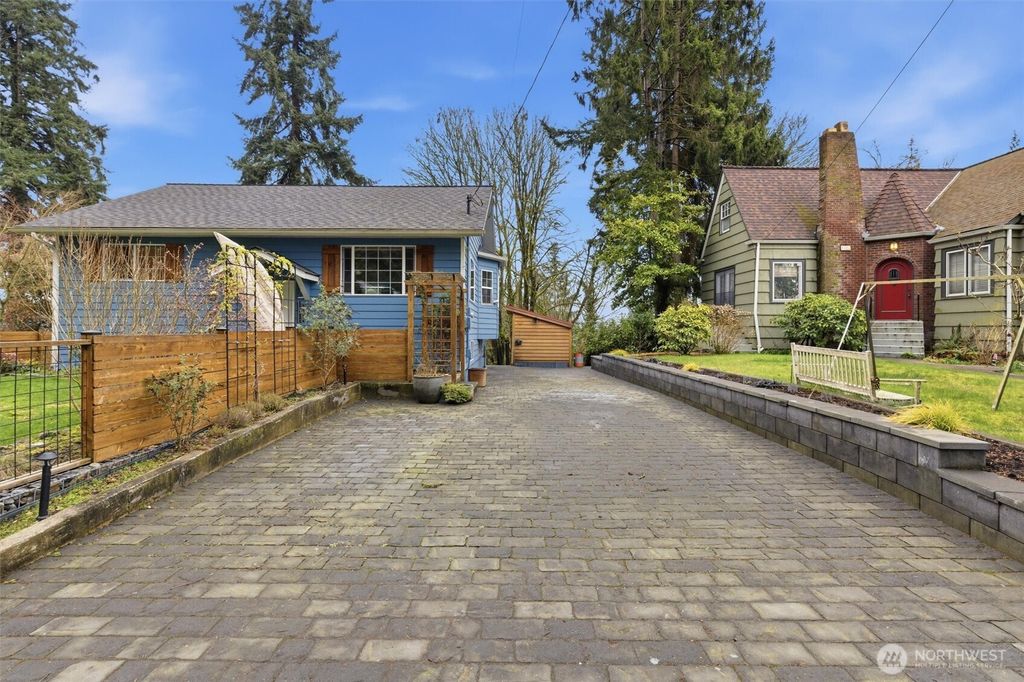 Photo of 4325 Federal Avenue, Everett, WA 98203 (MLS # 2494802)