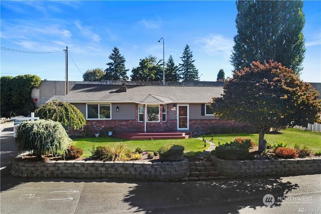 Photo of 2716 MEADOW Avenue N, Renton, WA 98056 (MLS # 2185157)