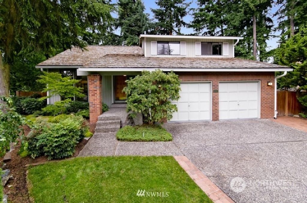 Photo of 11811 NE 102nd Place, Kirkland, WA 98033 (MLS # 2070192)