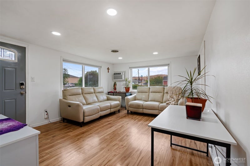 709 N 28th Avenue
