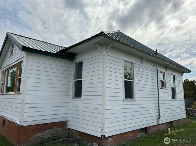 4 SW Raymond Street