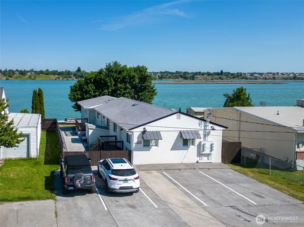 Photo of 3013 W Lakeside Drive #1-5, Moses Lake, WA 98837 (MLS # 2528601)
