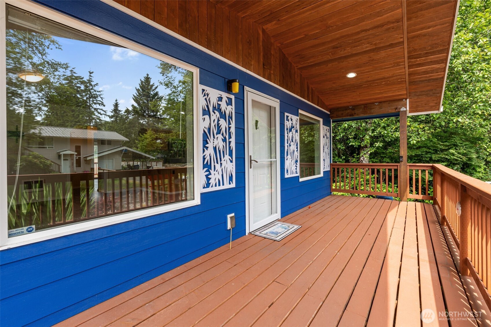 435 NE Lakeview Loop