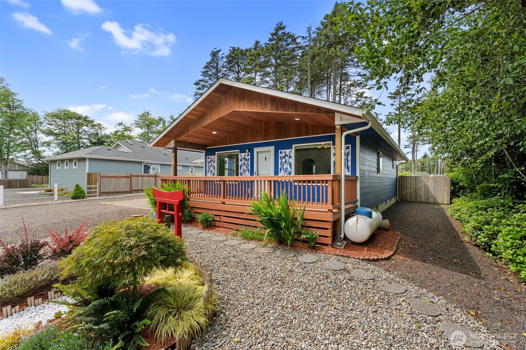 435 NE Lakeview Loop