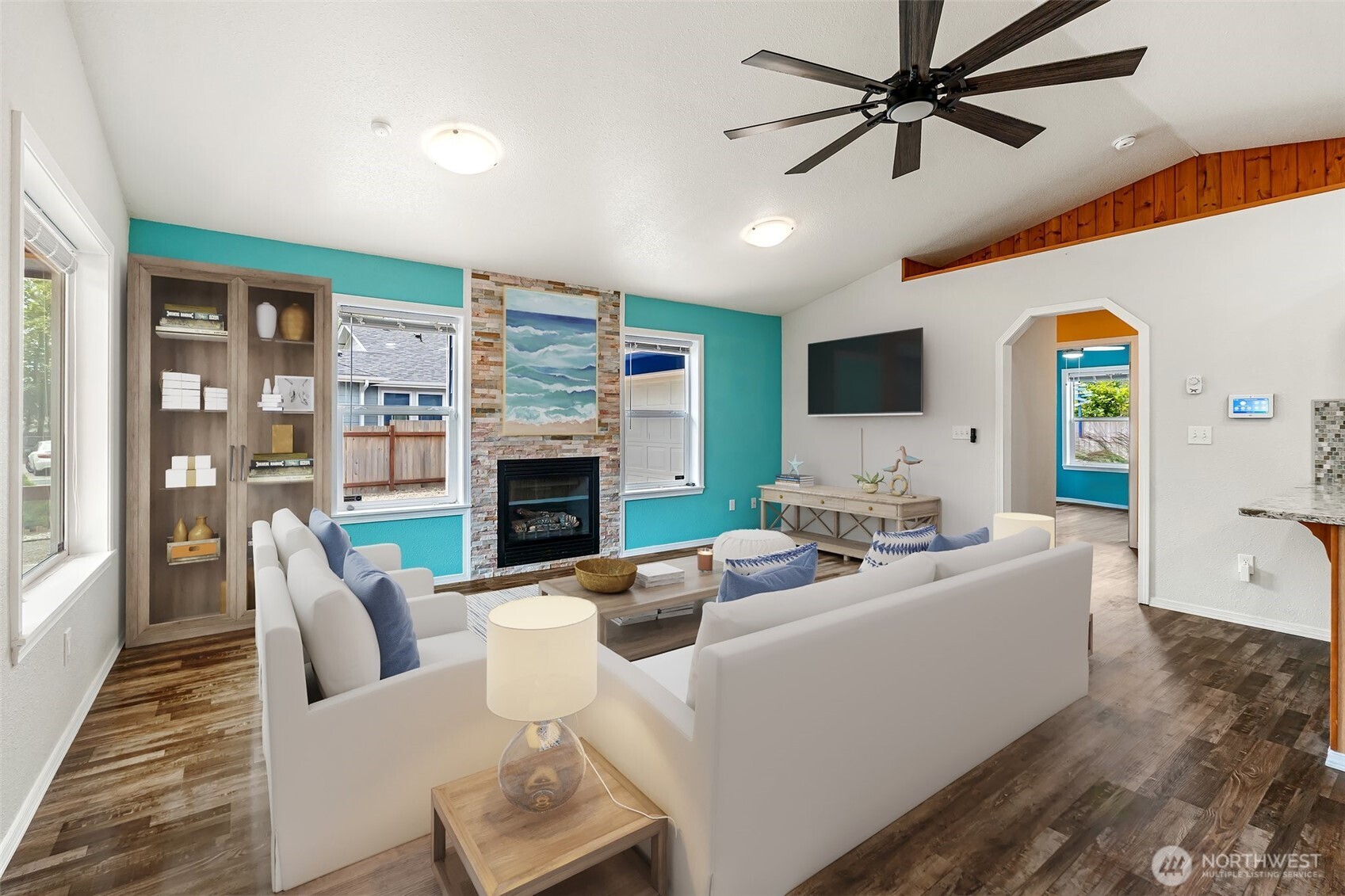 435 NE Lakeview Loop