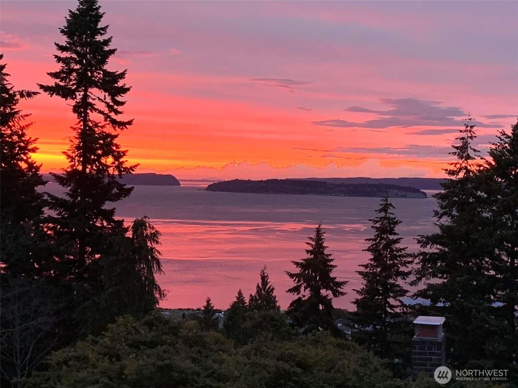 Photo of 704 Campbell Avenue, Mukilteo, WA 98275 (MLS # 2348071)