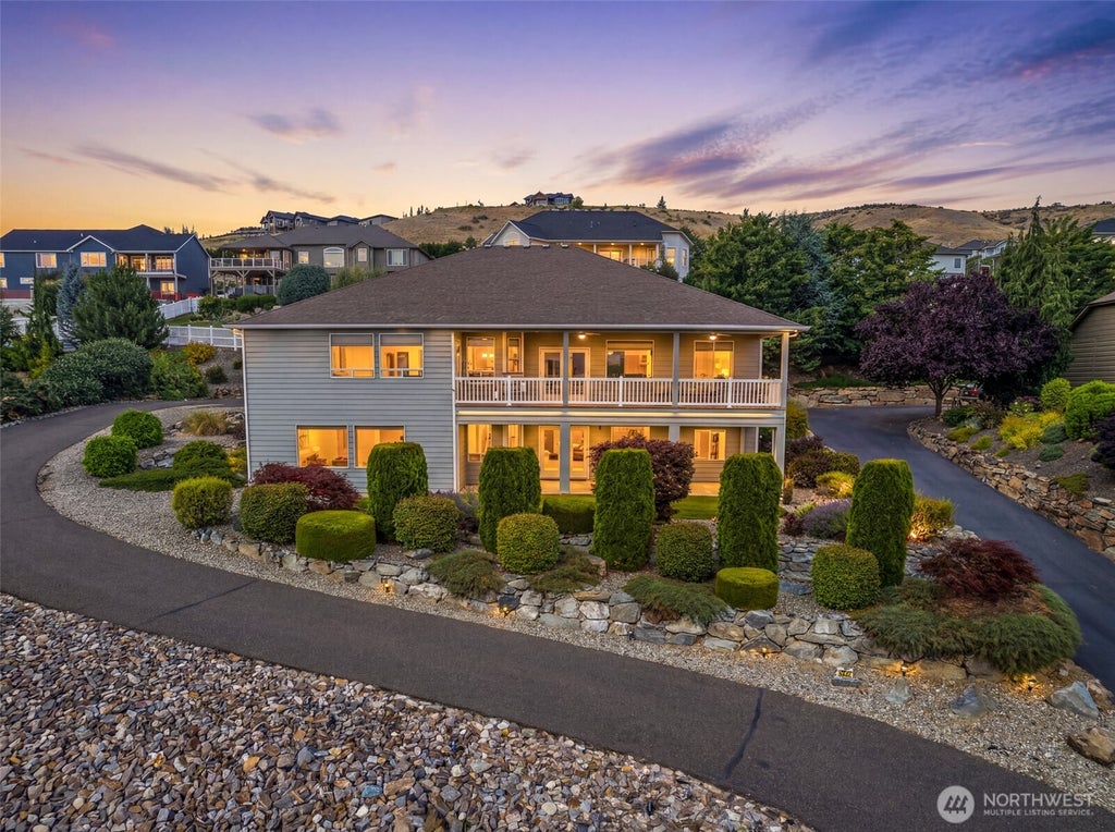 Photo of 825 Briarwood Drive, East Wenatchee, WA 98802 (MLS # 2548277)