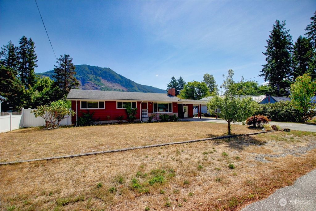 Photo of 820 Madison Avenue, Darrington, WA 98241 (MLS # 2150619)