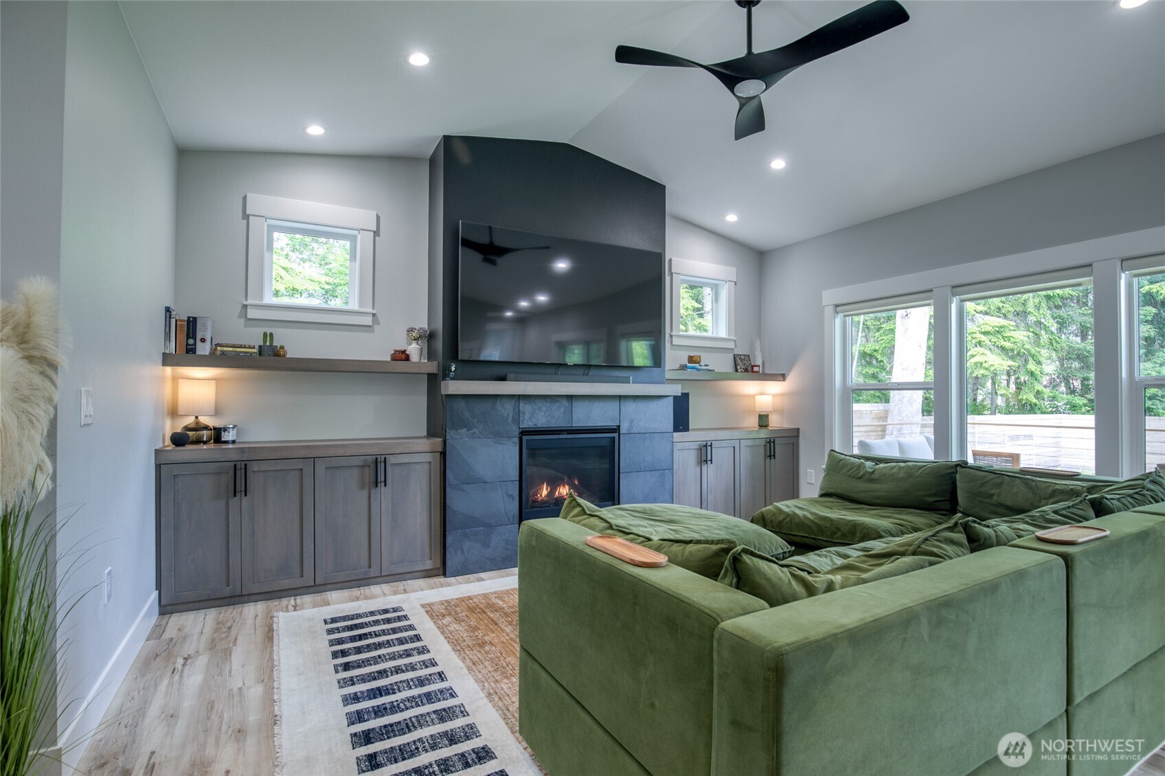 366 Lake View Loop NE