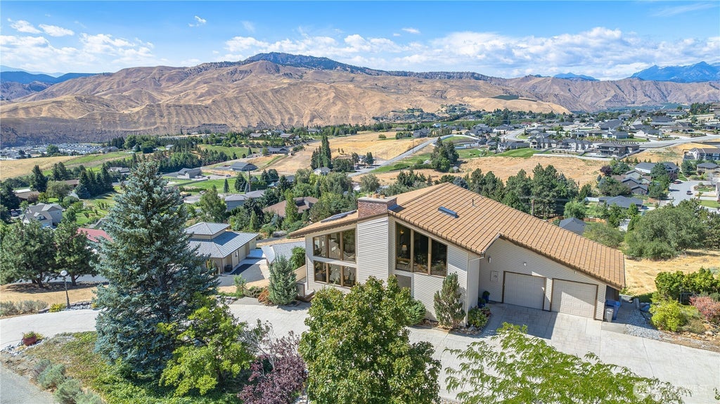 Photo of 3808 School Street, Wenatchee, WA 98801 (MLS # 2573140)