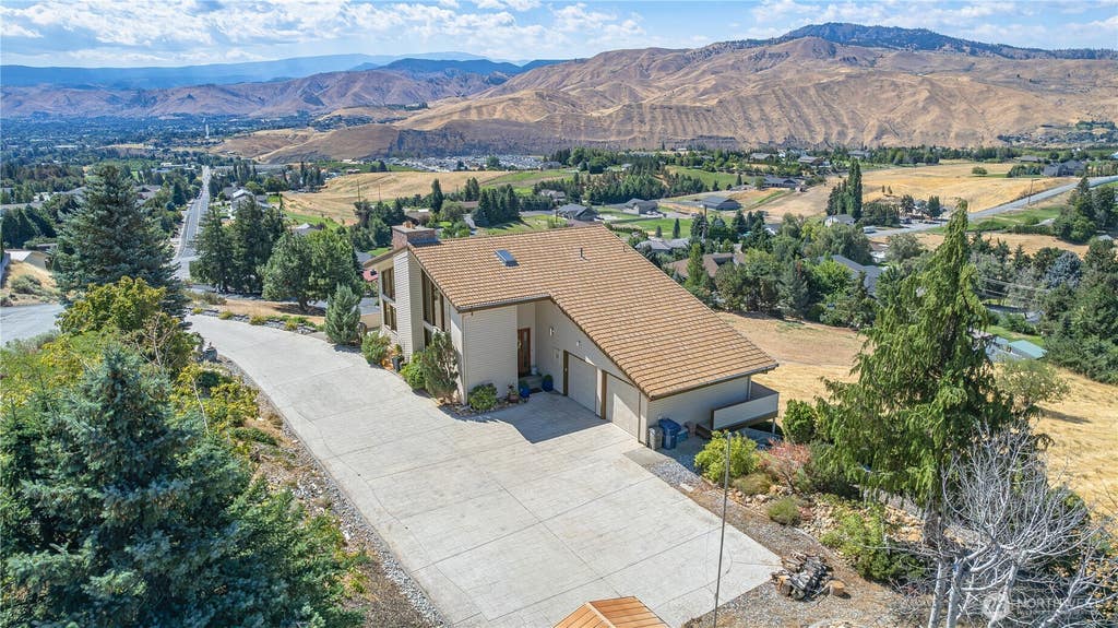 Photo of 3808 School Street, Wenatchee, WA 98801 (MLS # 2573140)