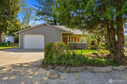 Photo of 211 S 15th Street, Renton, WA 98055 (MLS # 2506266)