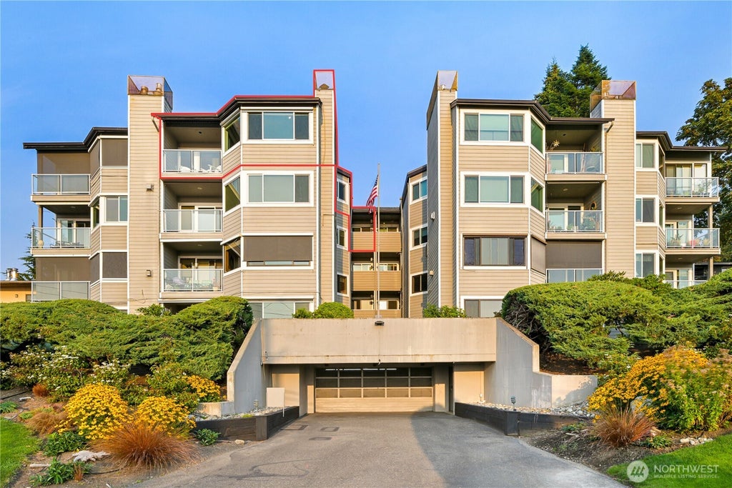 Photo of 424 14th Street #403, Bellingham, WA 98225 (MLS # 2573952)