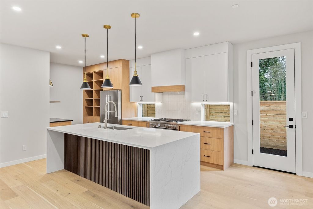 Photo of 9012 124th Lane NE, Kirkland, WA 98033 (MLS # 2468928)