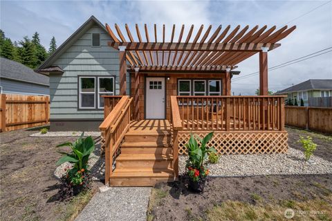 Photo of 1203 Larch Street, Raymond, WA 98577 (MLS # 2398944)