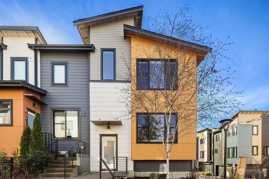 Photo of 509 Heron Walk SE, Sammamish, WA 98074 (MLS # 2208542)