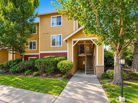 Photo of 710 240th Way SE #G-104, Sammamish, WA 98074 (MLS # 2590239)