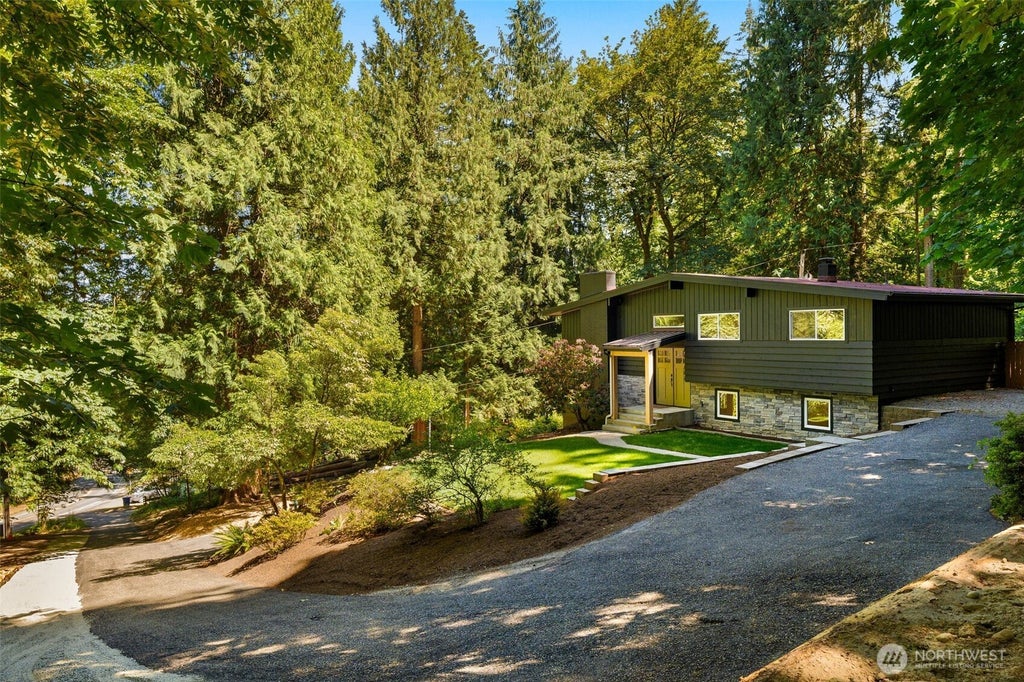Photo of 19035 SE 56th Street, Issaquah, WA 98027 (MLS # 2537128)