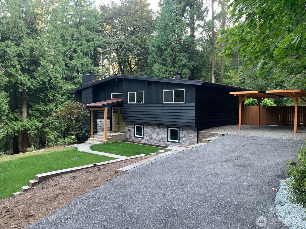 Photo of 19035 SE 56th Street, Issaquah, WA 98027 (MLS # 2537128)