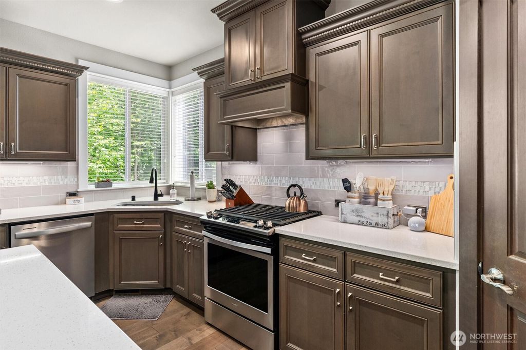 listing image 9365416785249272507