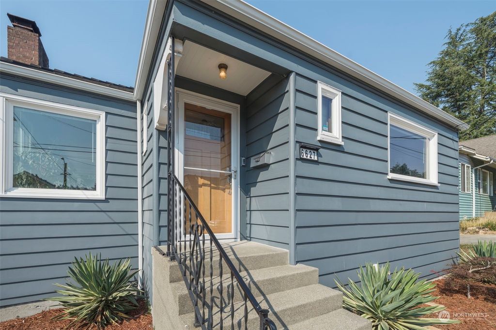 Photo of 6627 Fauntleroy Way SW, Seattle, WA 98136 (MLS # 1998840)