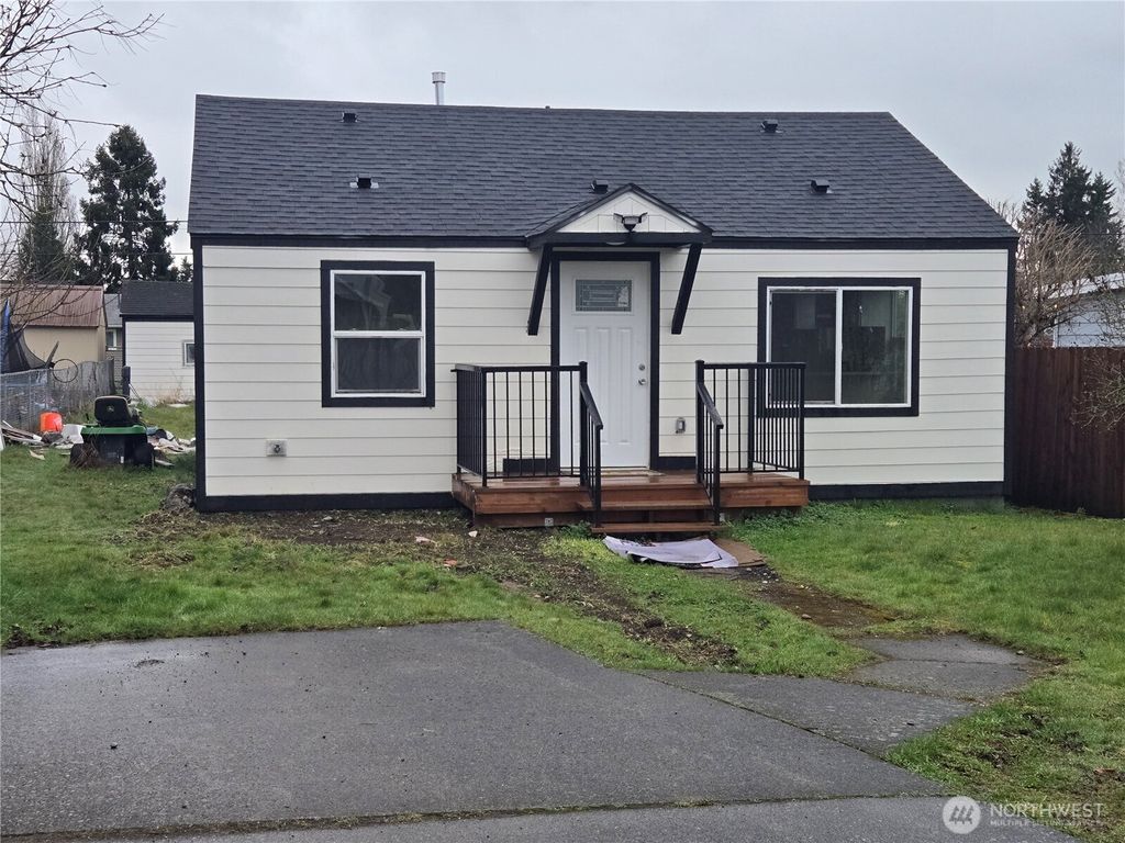 Photo of 437 D Street, Blaine, WA 98230 (MLS # 2490331)