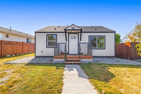 Photo of 437 D Street, Blaine, WA 98230 (MLS # 2490331)
