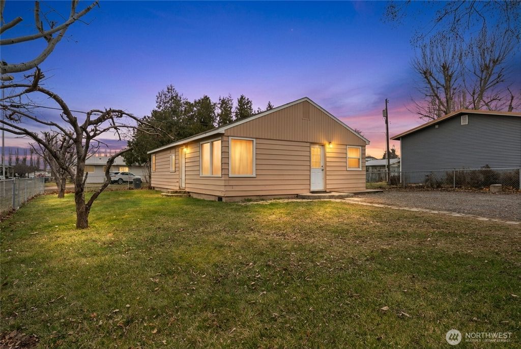 Photo of 705 W 9th Street, Warden, WA 98857 (MLS # 2470583)