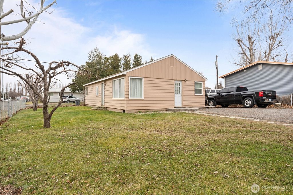 Photo of 705 W 9th Street, Warden, WA 98857 (MLS # 2470583)