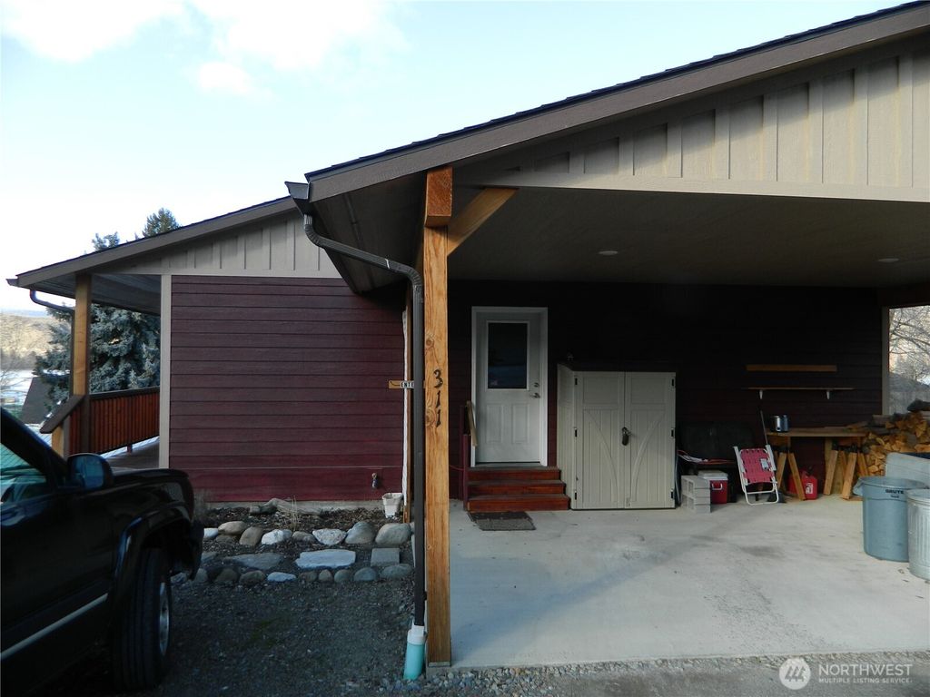 Photo of 311 Tonasket Avenue, Tonasket, WA 98855 (MLS # 2471678)