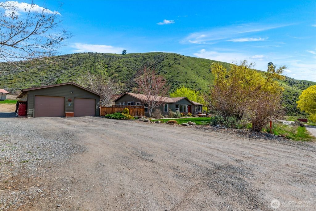 Photo of 61 Twin Ponds Lane, Cashmere, WA 98815 (MLS # 2503436)