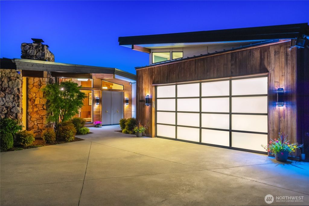 Photo of 1615 90 Avenue NE, Clyde Hill, WA 98004 (MLS # 2368130)