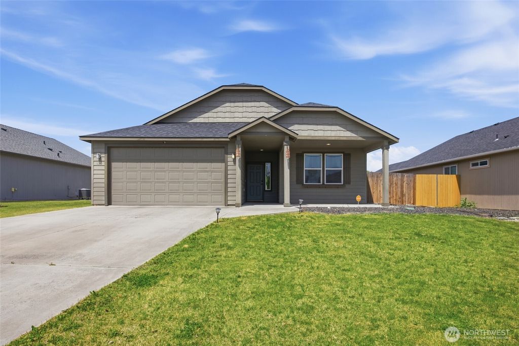 Photo of 425 S Trillium Way, Moses Lake, WA 98837 (MLS # 2521521)