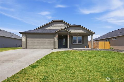 Photo of 425 S Trillium Way, Moses Lake, WA 98837 (MLS # 2521521)