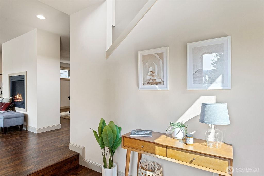 Photo of 553 SE Andrews Street #B, Issaquah, WA 98027 (MLS # 2476090)